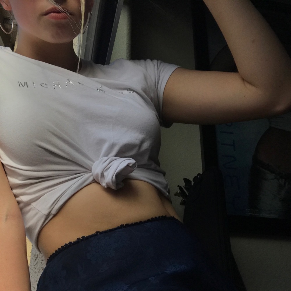 hi im vanessa!! feel free to message me if you have any questions or requests <3